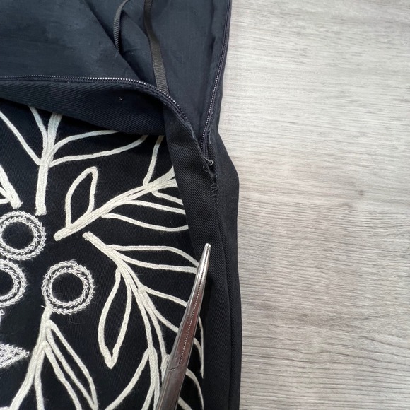 Maeve Anthropologie Black White Leaf Embroidered Pencil Skirt Size 12 NWT - Picture 8 of 10